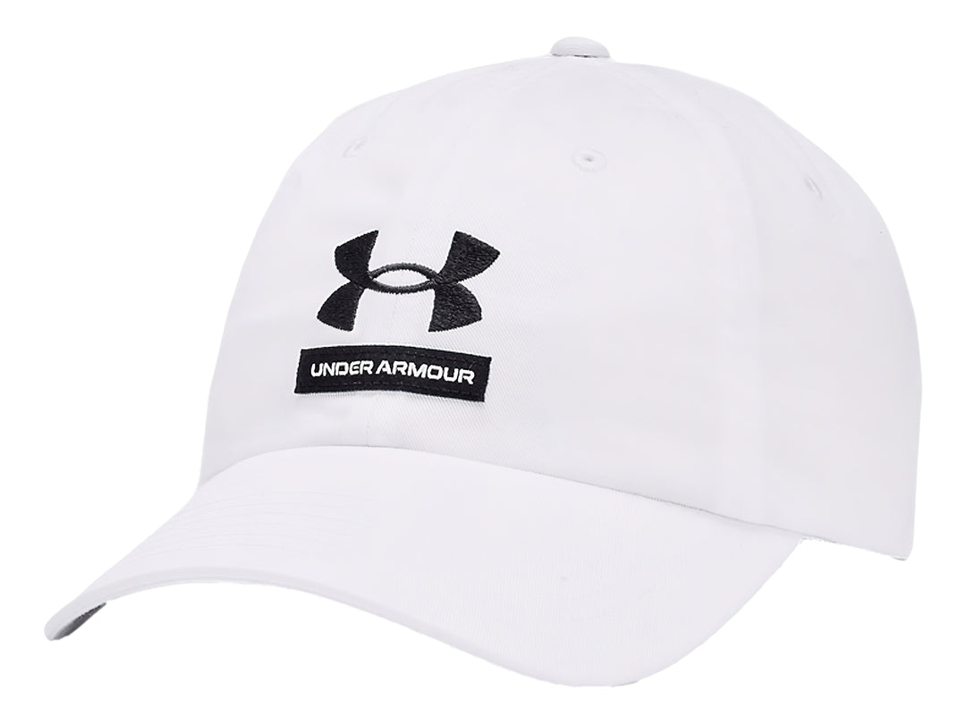 Gorra blanca de Under Armour con logotipo y nombre de la marca en color negro en el frente.
