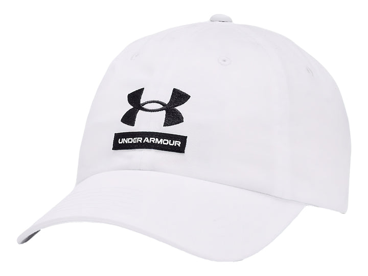 Gorra blanca de Under Armour con logotipo y nombre de la marca en color negro en el frente.