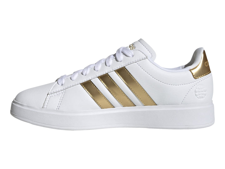 Tenis Adidas Grand Court color blanco con tres franjas laterales y detalle en el talón en color dorado.