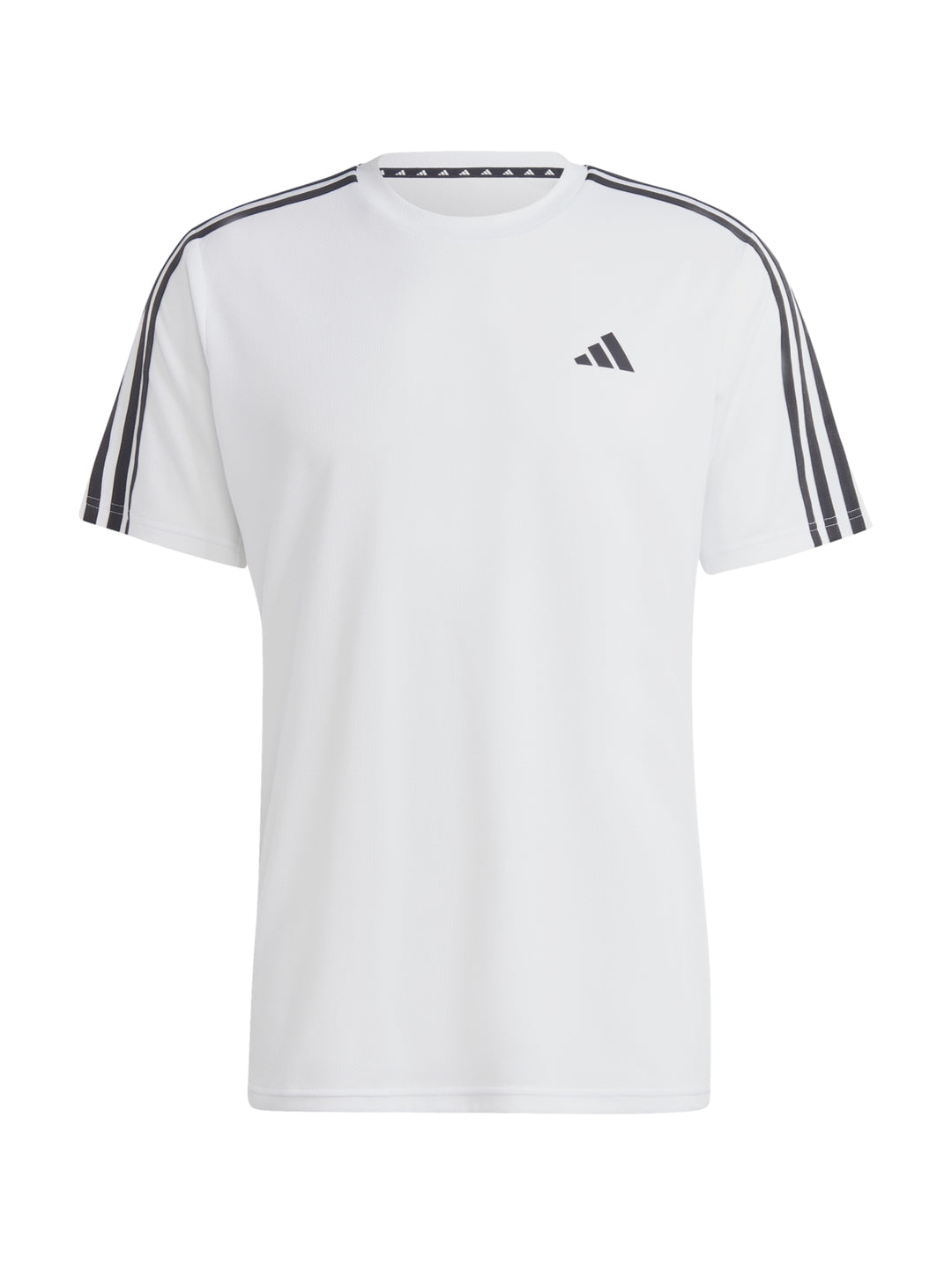 Hombre vistiendo camiseta Adidas blanca con tres franjas negras en los hombros y logo negro en el pecho.