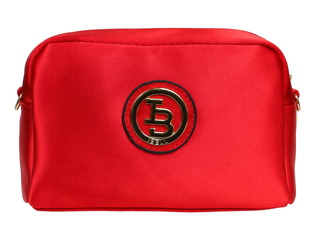 Bolso de nylon color rojo con logotipo circular dorado en el centro y forma rectangular redondeada.