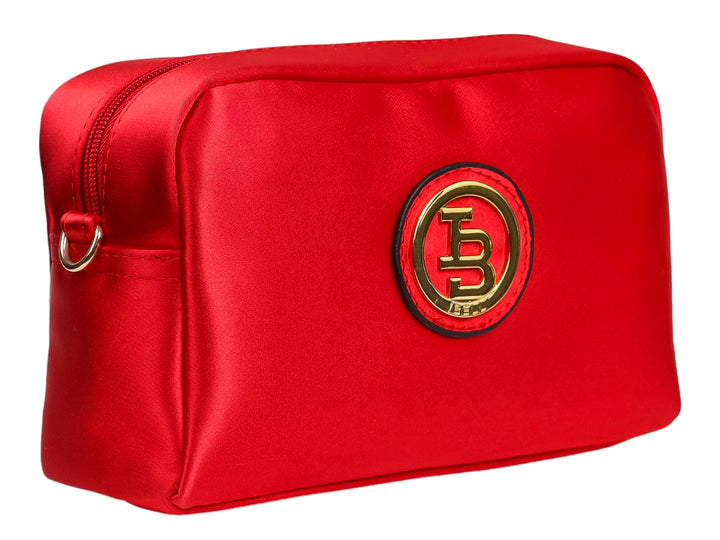 Bolso de nylon color rojo con logotipo circular dorado en el centro y forma rectangular redondeada.