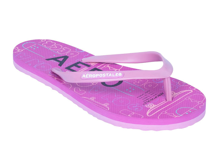 Sandalias moradas de la marca Aeropostale con estampado temático de skate y correa en tono coordinado.