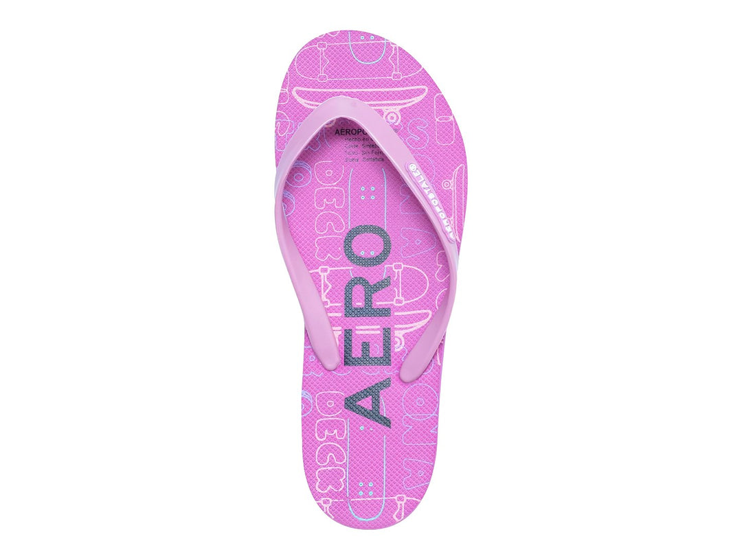 Sandalias moradas de la marca Aeropostale con estampado temático de skate y correa en tono coordinado.