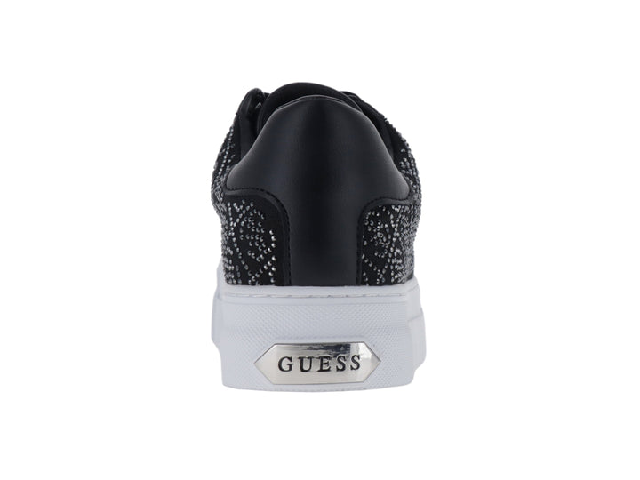 Tenis Guess negros con detalles de brillos en forma de rombos y suela de plataforma blanca.