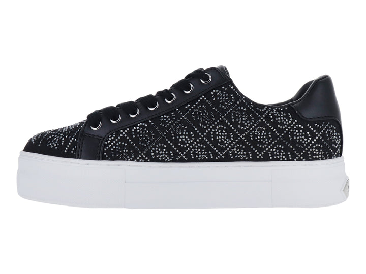 Tenis Guess negros con detalles de brillos en forma de rombos y suela de plataforma blanca.