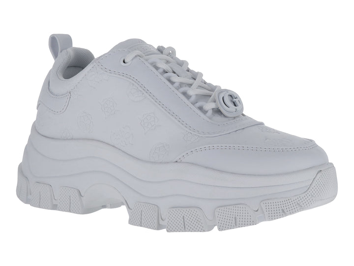 Tenis blancos de plataforma marca GUESS con suela gruesa y detalles en relieve sobre el material.