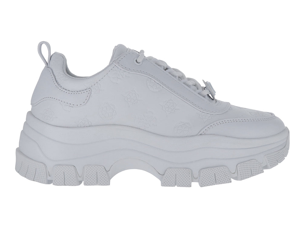 Tenis blancos de plataforma marca GUESS con suela gruesa y detalles en relieve sobre el material.