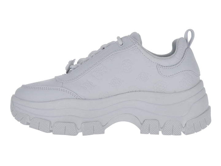 Tenis blancos de plataforma marca GUESS con suela gruesa y detalles en relieve sobre el material.