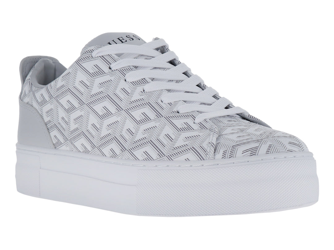Tenis blancos Guess con estampado geométrico y suela de plataforma blanca.