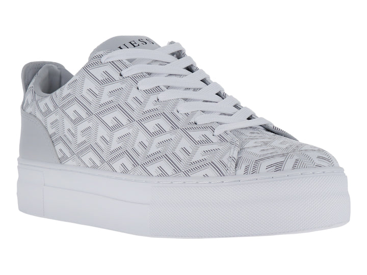 Tenis blancos Guess con estampado geométrico y suela de plataforma blanca.