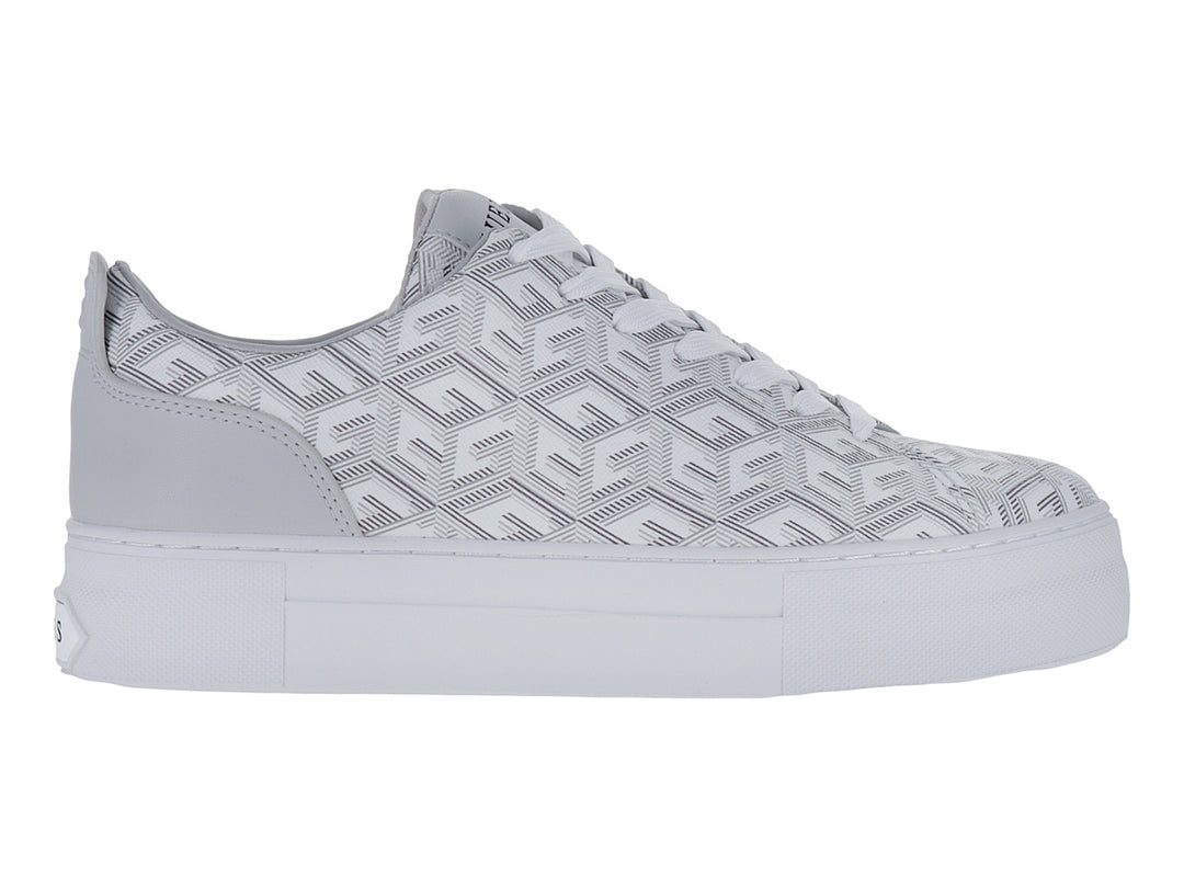 Tenis blancos Guess con estampado geométrico y suela de plataforma blanca.