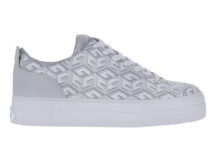 Tenis blancos Guess con estampado geométrico y suela de plataforma blanca.