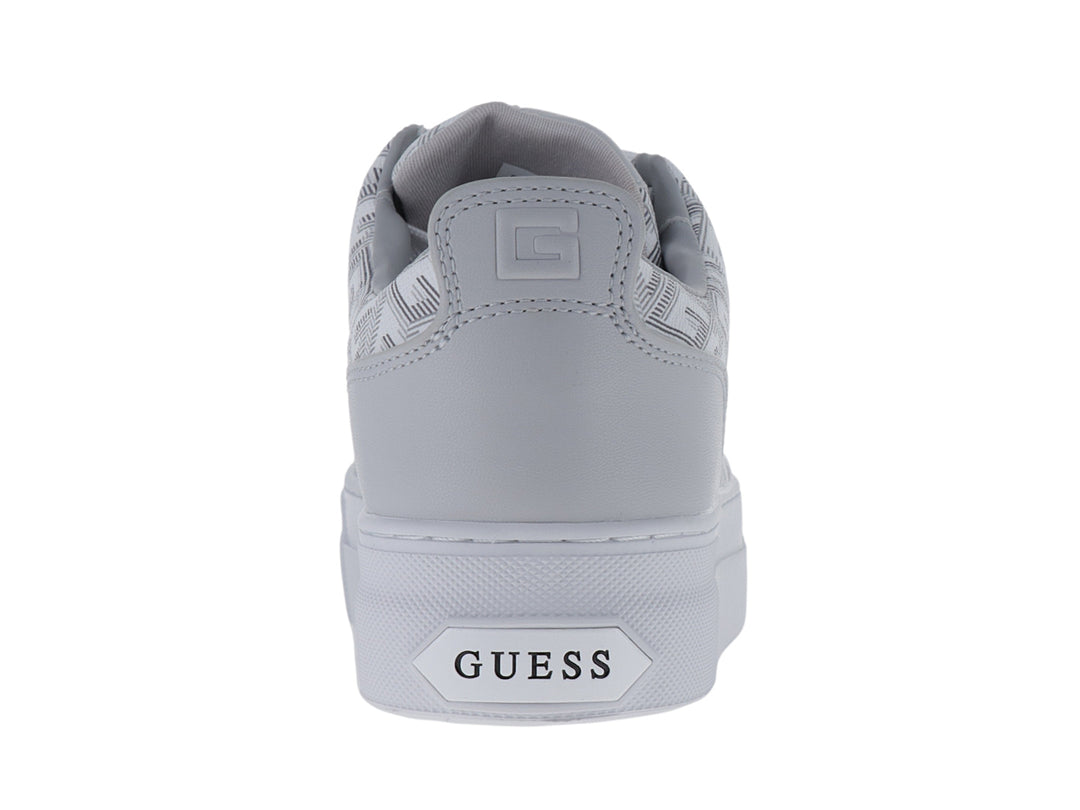 Tenis blancos Guess con estampado geométrico y suela de plataforma blanca.