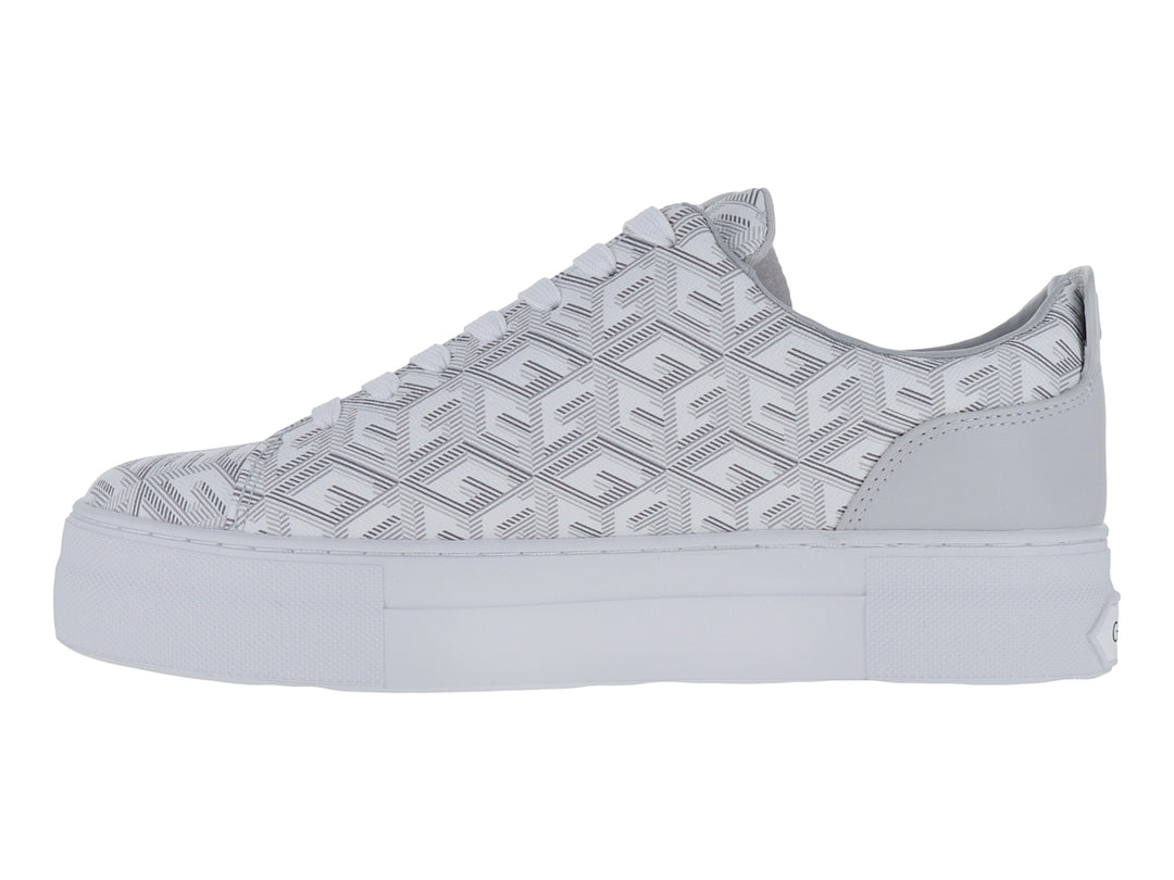 Tenis blancos Guess con estampado geométrico y suela de plataforma blanca.