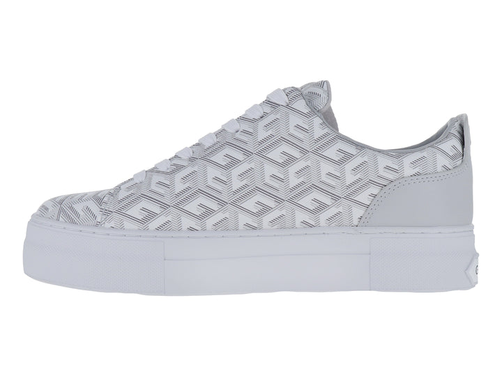Tenis blancos Guess con estampado geométrico y suela de plataforma blanca.