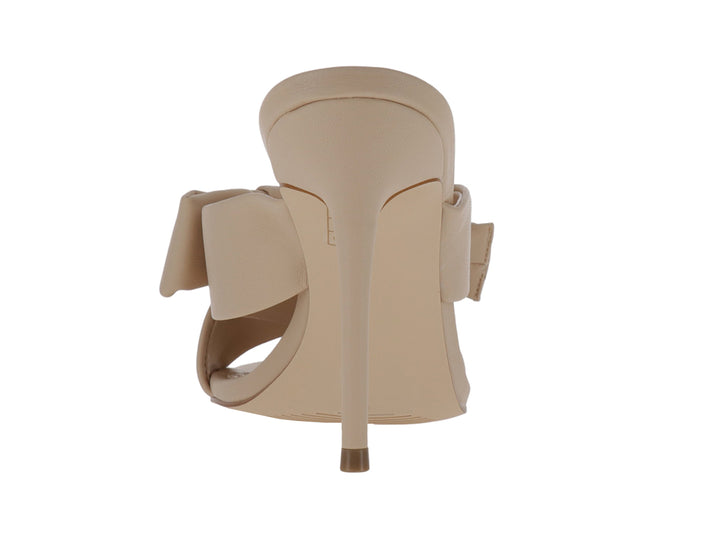 Sandalia de tacón alto GUESS en color beige light natural con diseño de nudo frontal y punta abierta.