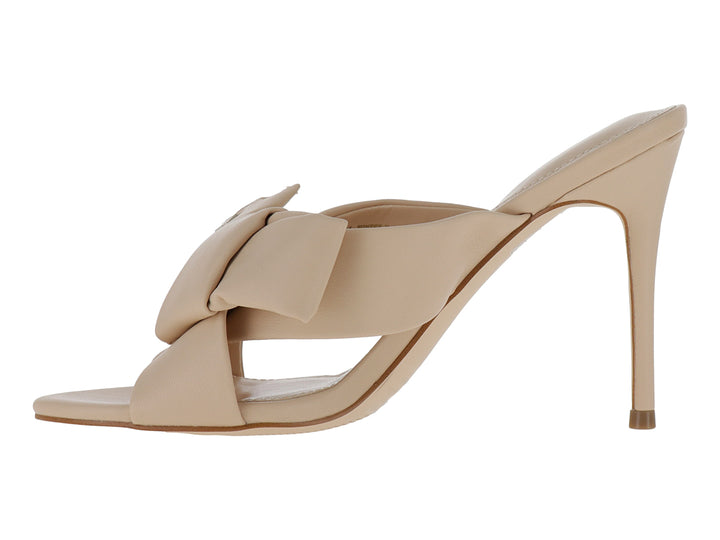 Sandalia de tacón alto GUESS en color beige light natural con diseño de nudo frontal y punta abierta.