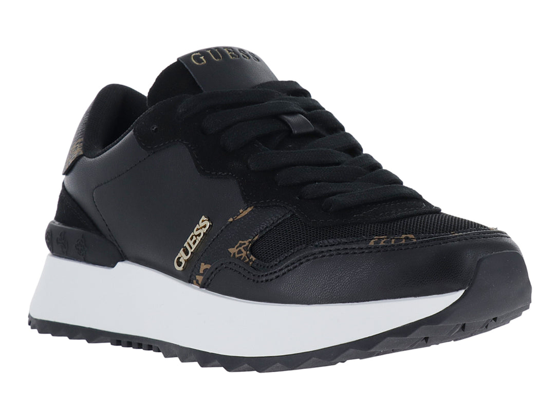 Tenis negros Guess con suela blanca y detalles dorados.