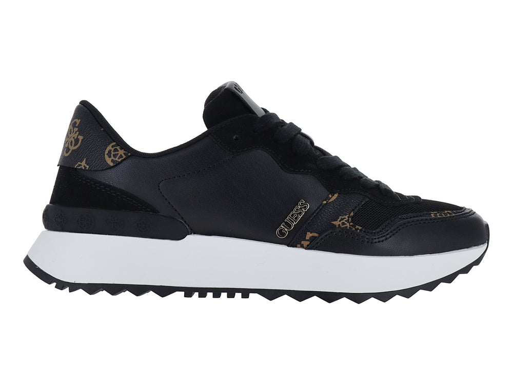Tenis negros Guess con suela blanca y detalles dorados.