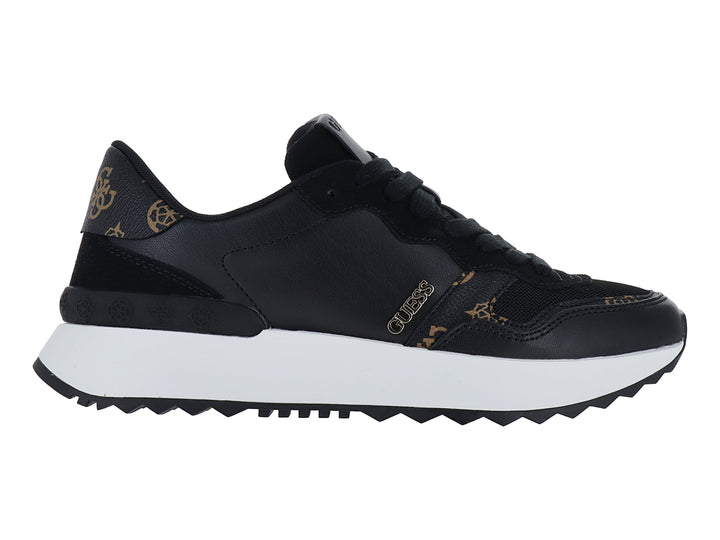 Tenis negros Guess con suela blanca y detalles dorados.