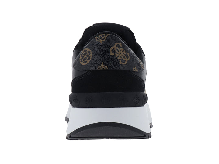Tenis negros Guess con suela blanca y detalles dorados.