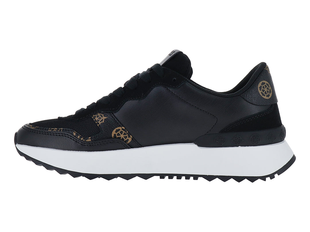 Tenis negros Guess con suela blanca y detalles dorados.