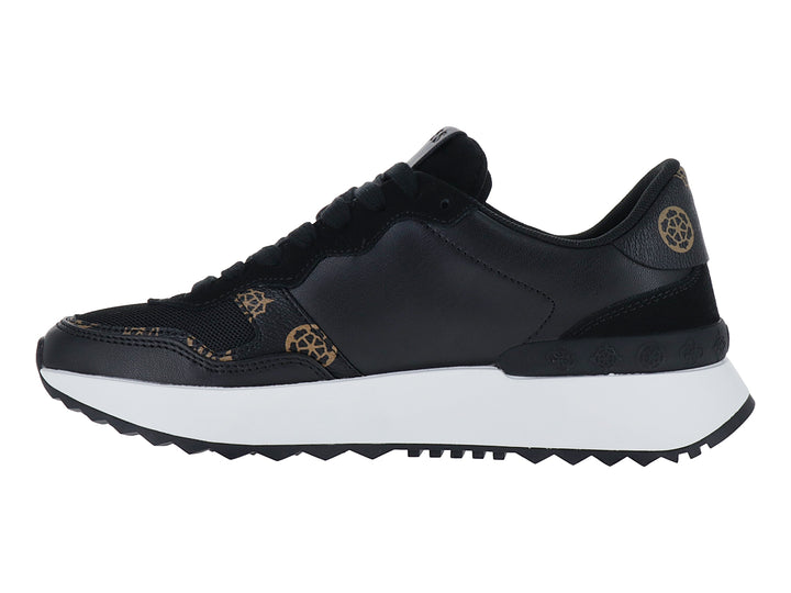 Tenis negros Guess con suela blanca y detalles dorados.