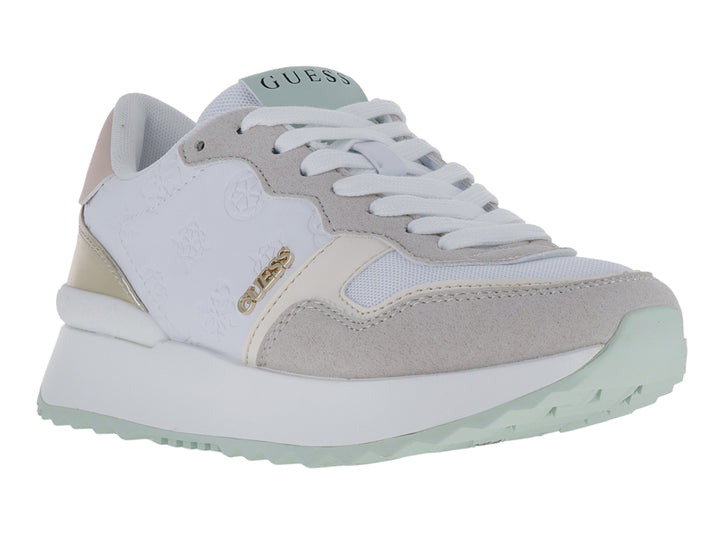 Tenis Guess blancos con detalles en gris y verde menta, suela blanca y acentos dorados.