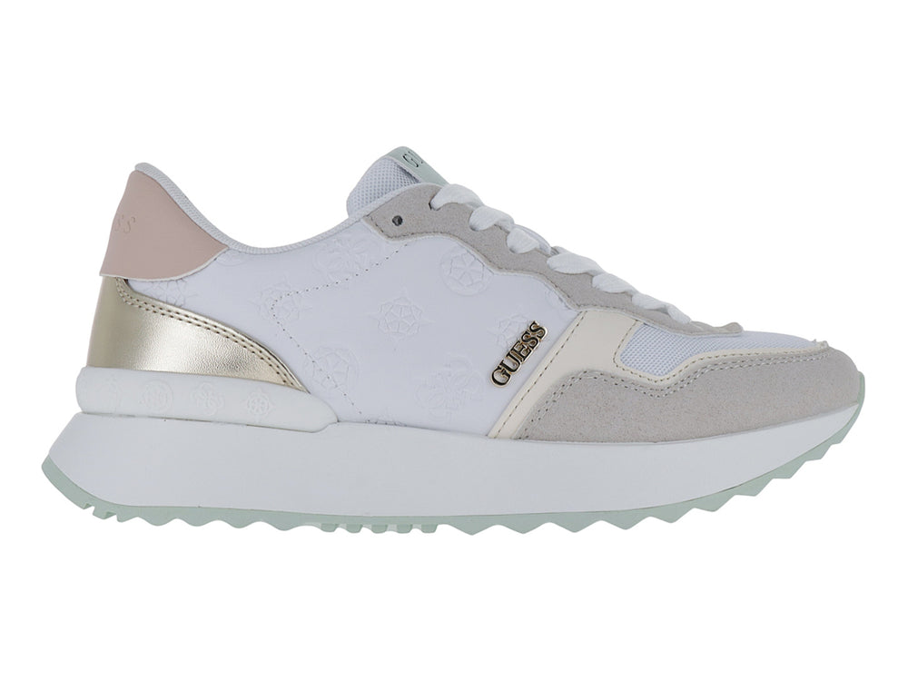 Tenis Guess blancos con detalles en gris y verde menta, suela blanca y acentos dorados.