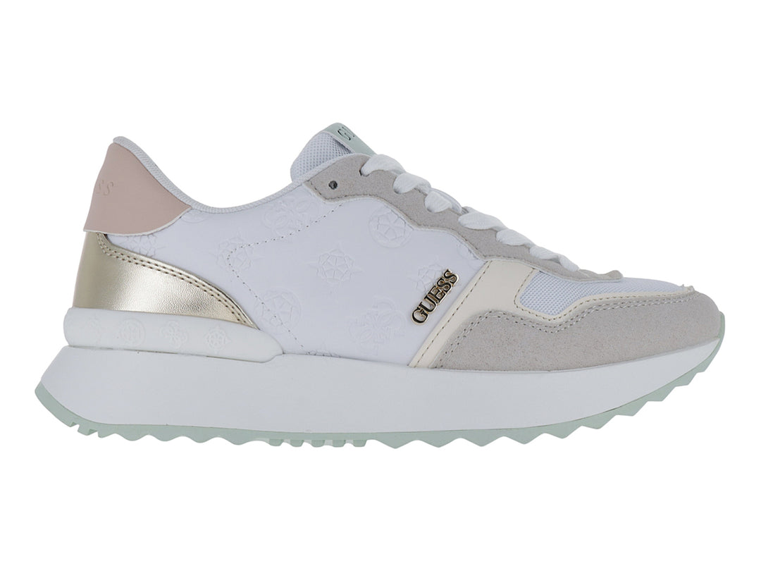 Tenis Guess blancos con detalles en gris y verde menta, suela blanca y acentos dorados.