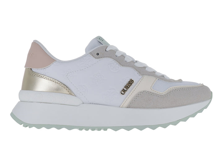 Tenis Guess blancos con detalles en gris y verde menta, suela blanca y acentos dorados.