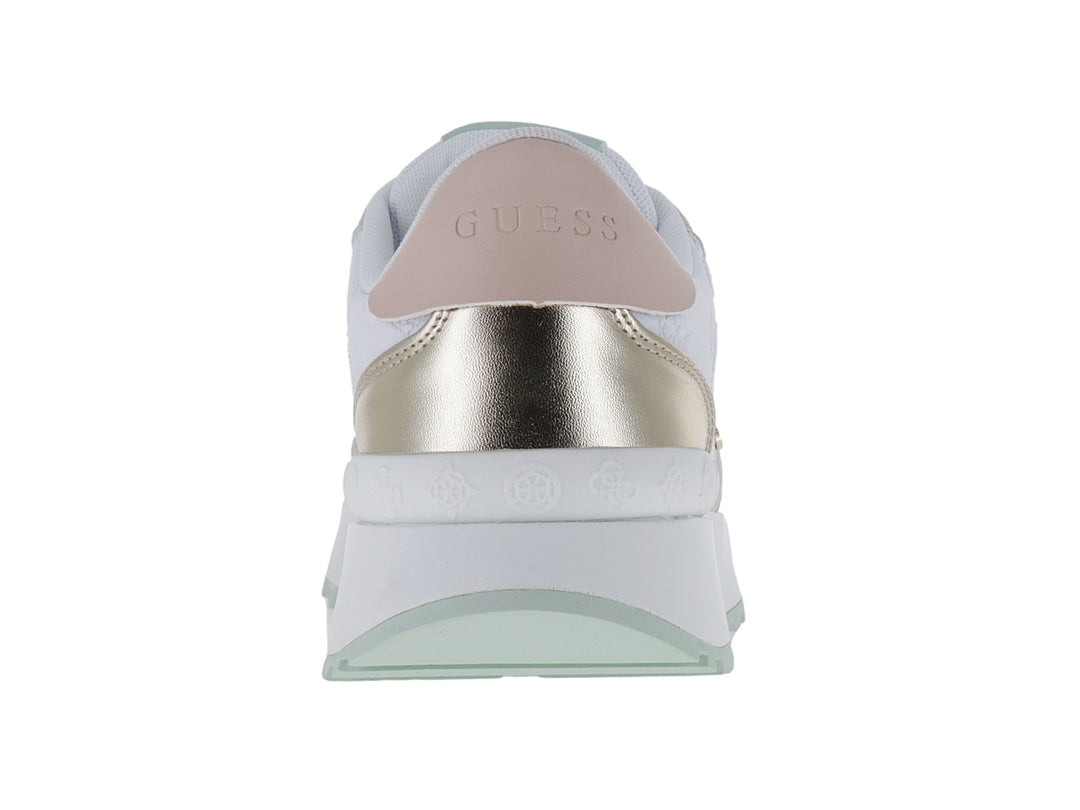 Tenis Guess blancos con detalles en gris y verde menta, suela blanca y acentos dorados.