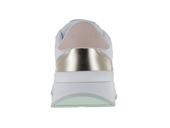 Tenis Guess blancos con detalles en gris y verde menta, suela blanca y acentos dorados.