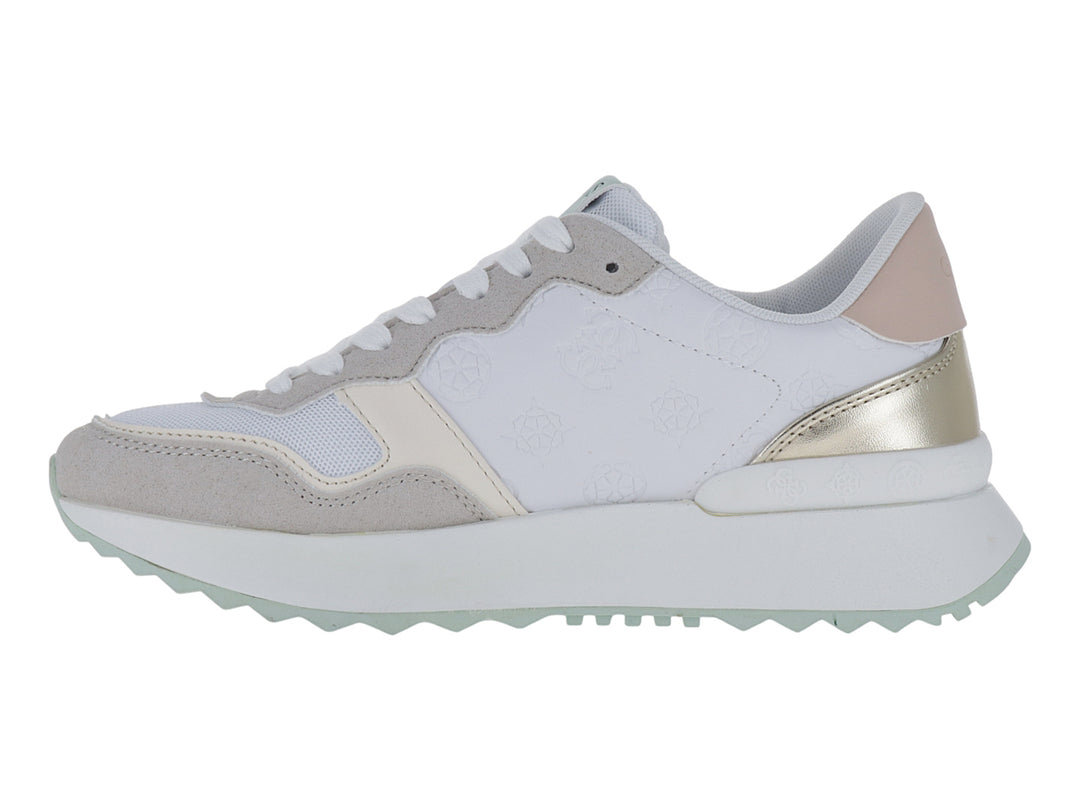 Tenis Guess blancos con detalles en gris y verde menta, suela blanca y acentos dorados.