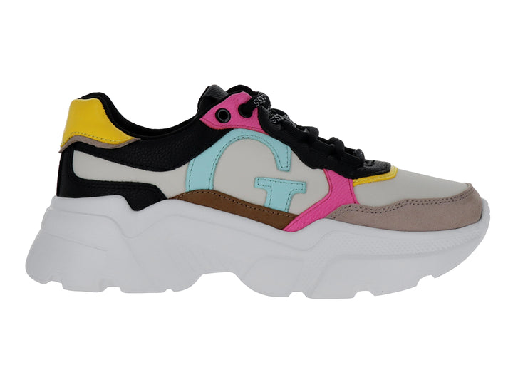 Tenis Guess GW Hallis color ivory con detalles multicolor y suela blanca de plataforma gruesa.