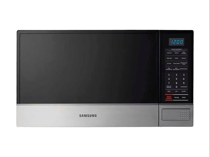 Horno microondas Samsung color negro con panel de control digital y base en acabado plata.
