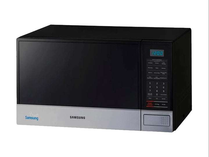 Horno microondas Samsung color negro con panel de control digital y base en acabado plata.