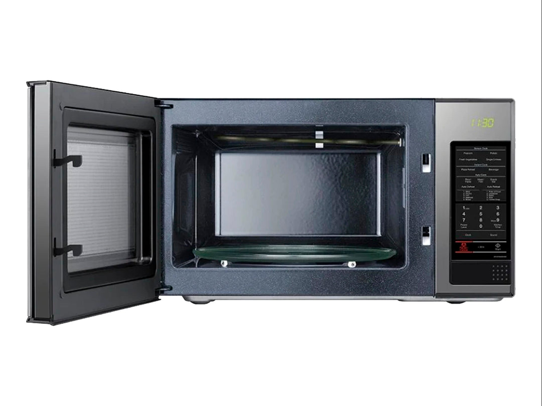 Horno microondas Samsung color negro con panel de control digital y base en acabado plata.