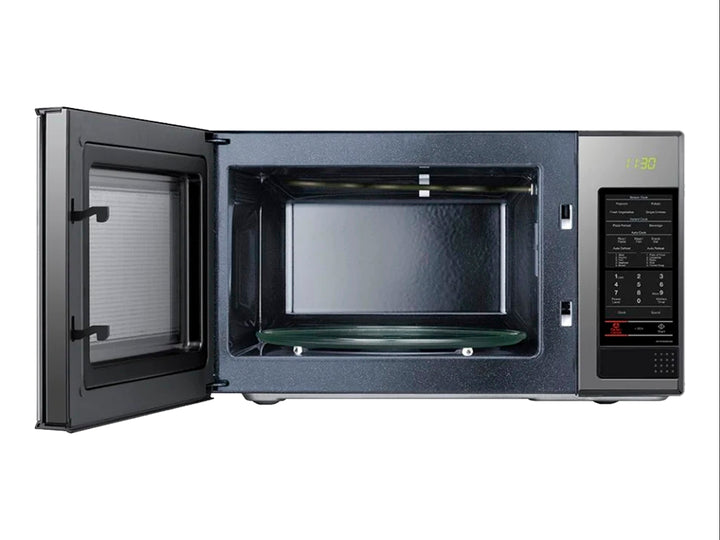 Horno microondas Samsung color negro con panel de control digital y base en acabado plata.