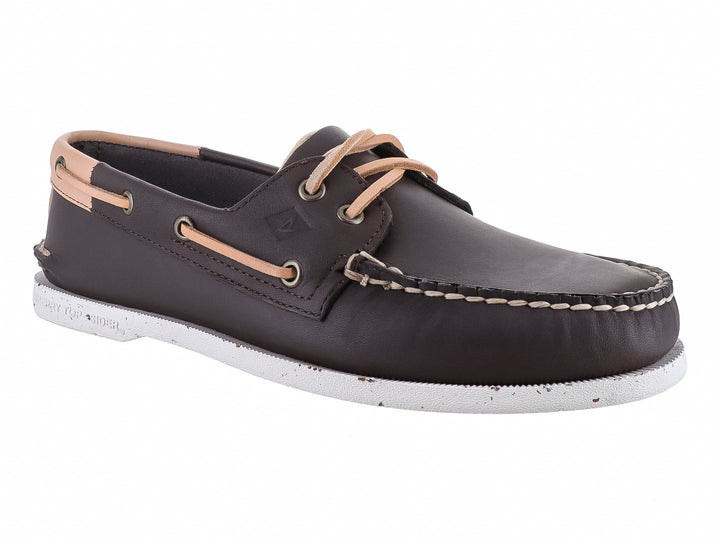 Zapato náutico Sperry color café Java con cordones beige y suela blanca.