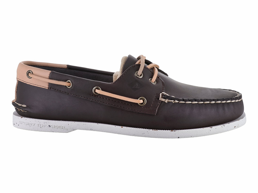 Zapato náutico Sperry color café Java con cordones beige y suela blanca.