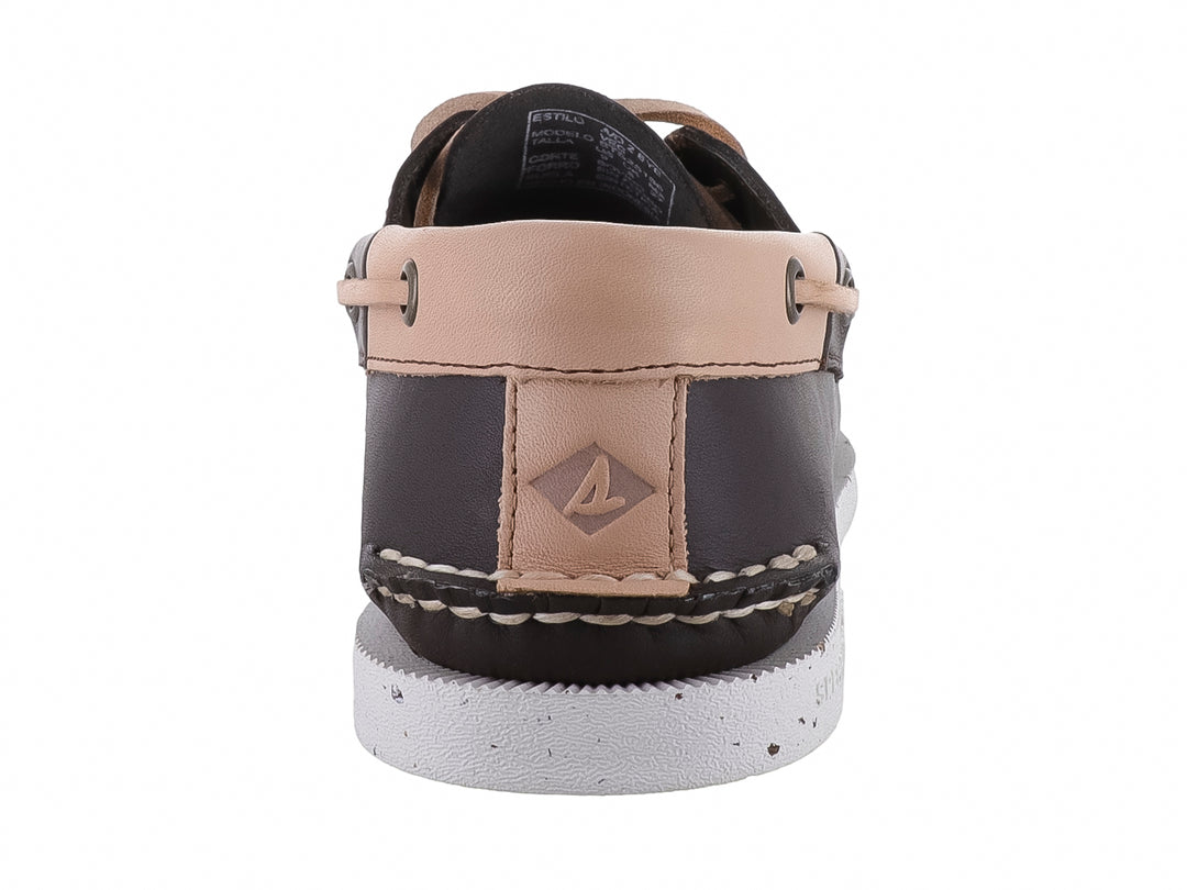 Zapato náutico Sperry color café Java con cordones beige y suela blanca.