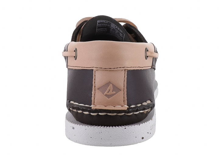 Zapato náutico Sperry color café Java con cordones beige y suela blanca.