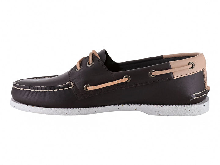 Zapato náutico Sperry color café Java con cordones beige y suela blanca.