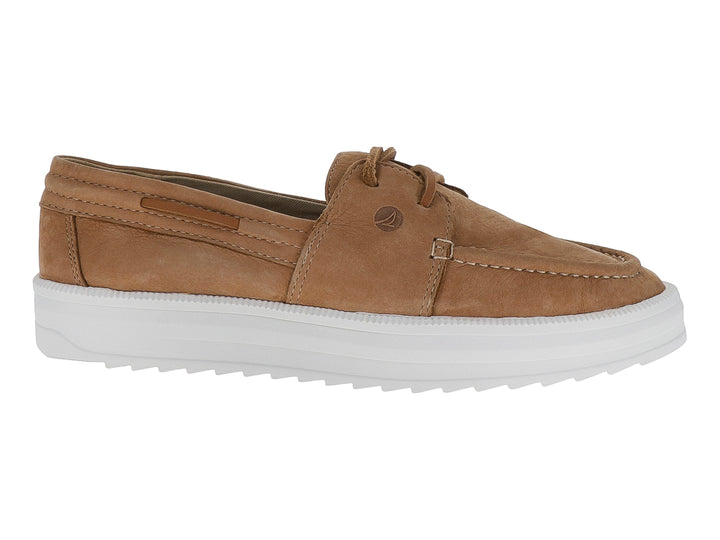 Zapato estilo mocasín Sperry en color tan con suela blanca gruesa y cordones decorativos.