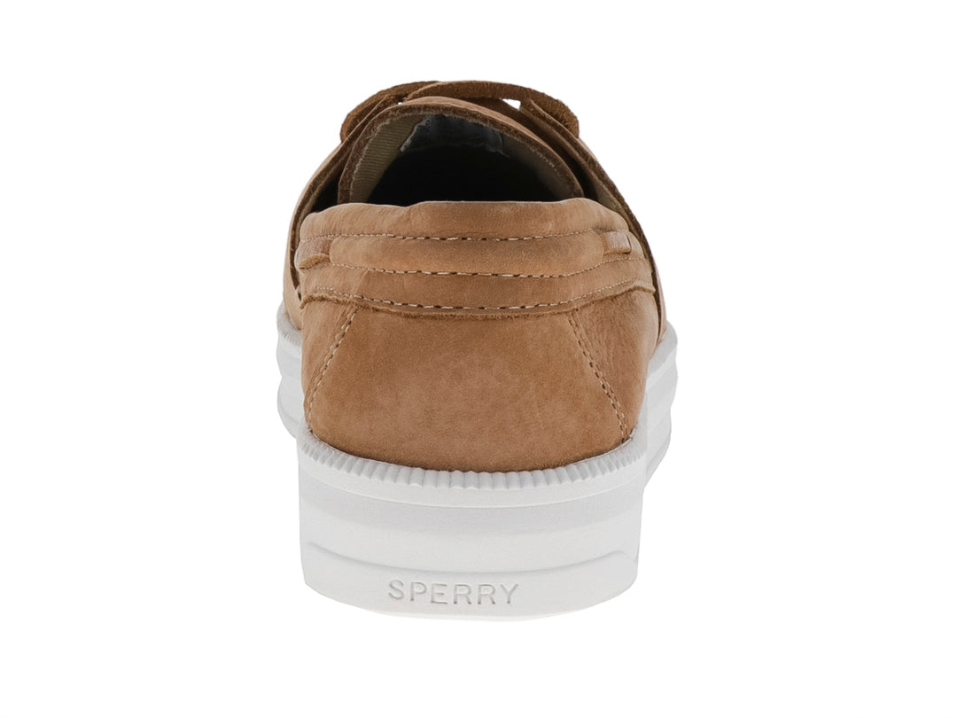 Zapato estilo mocasín Sperry en color tan con suela blanca gruesa y cordones decorativos.