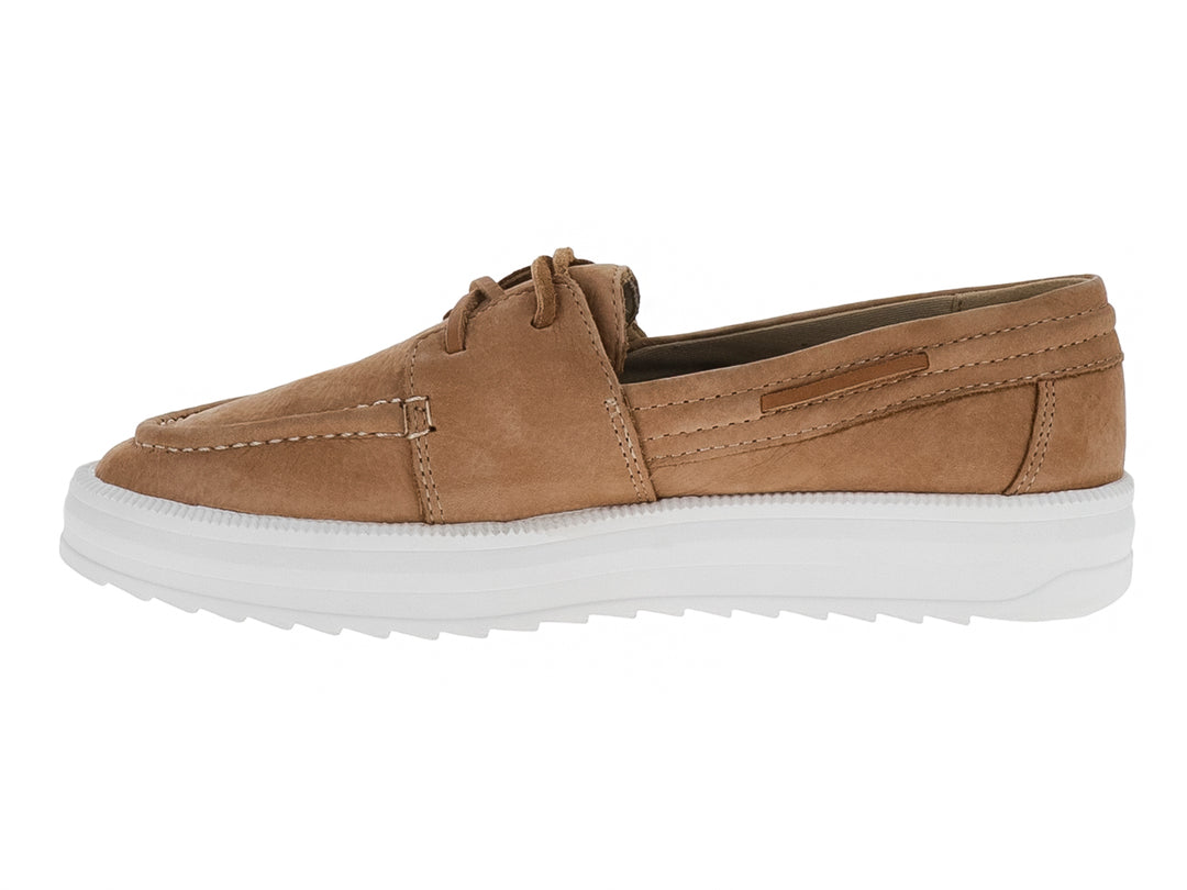 Zapato estilo mocasín Sperry en color tan con suela blanca gruesa y cordones decorativos.