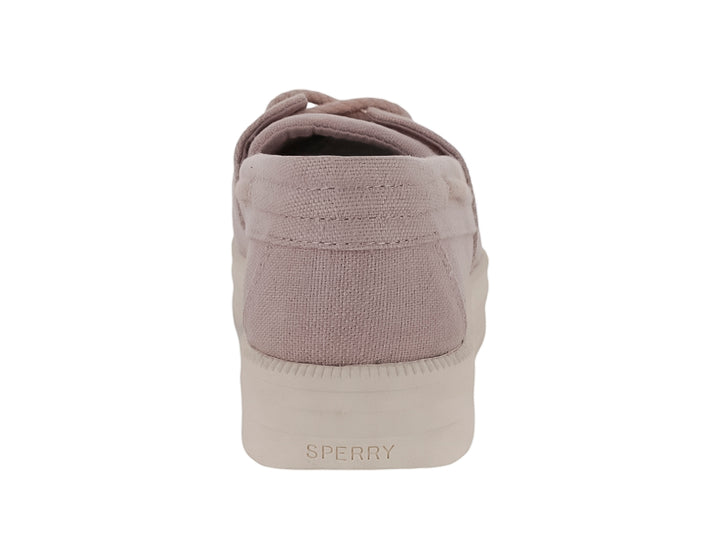Zapato estilo náutico Sperry en color rosa con suela blanca y cordones decorativos.
