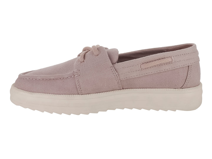 Zapato estilo náutico Sperry en color rosa con suela blanca y cordones decorativos.